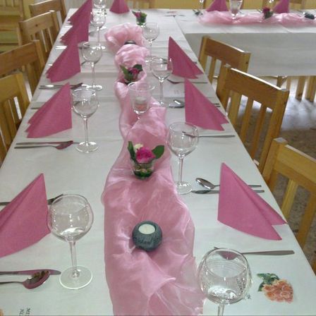 Bild enthält, Dining Table, Furniture, Table, Dining Room, Tablecloth, Glass, Tabletop, Chair, Cutlery, Linen