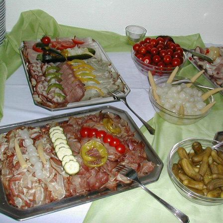 Bild enthält, Cafeteria, Food, Indoors, Meal, Restaurant, Buffet, Lunch, Dish, Food Presentation