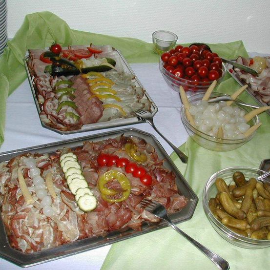 Bild enthält, Cafeteria, Food, Indoors, Meal, Restaurant, Buffet, Lunch, Dish, Food Presentation