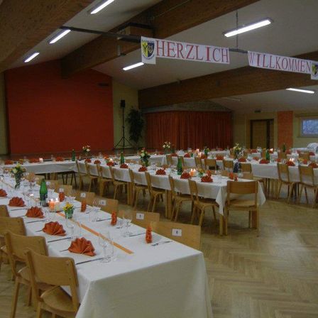 Bild enthält, Indoors, Building, Dining Table, Table, Chair, Hall, Restaurant, Fun, Banquet, Cafeteria