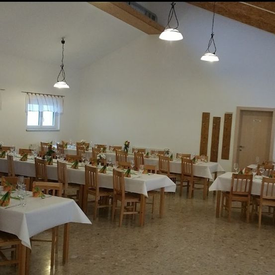 Bild enthält, Indoors, Dining Table, Table, Chair, Building, Hall, Restaurant, Dining Room, Fun, Banquet