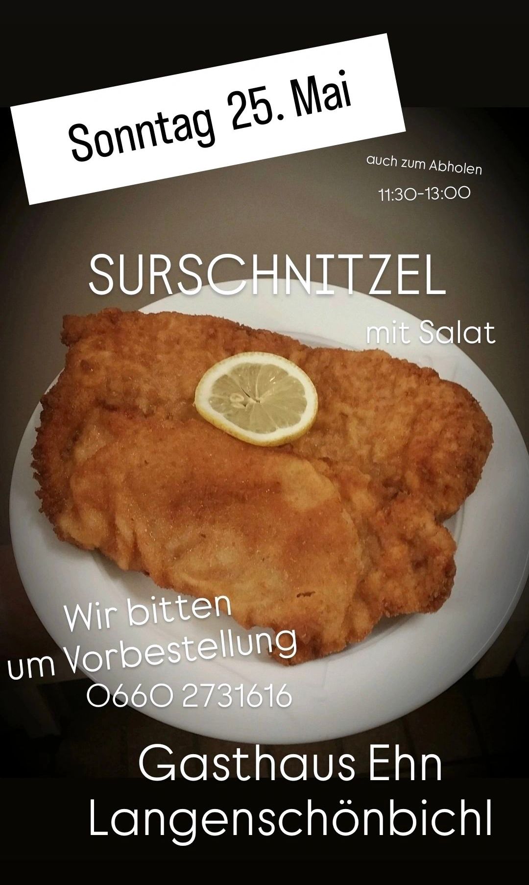 Ein Teller mit paniertem Hähnchen und einer Zitronenscheibe, bereit für den Service. Das Schild deutet an, eine Reservierung vorzunehmen.