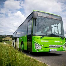 Bild enthält, Bus, Transportation, Vehicle, Tour Bus, Machine, Wheel, Person