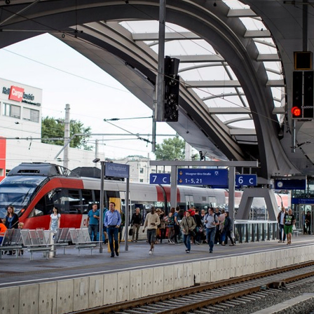 Bild enthält, Terminal, Railway, Train, Train Station, Vehicle, Person, Handbag, Traffic Light, Car, Subway