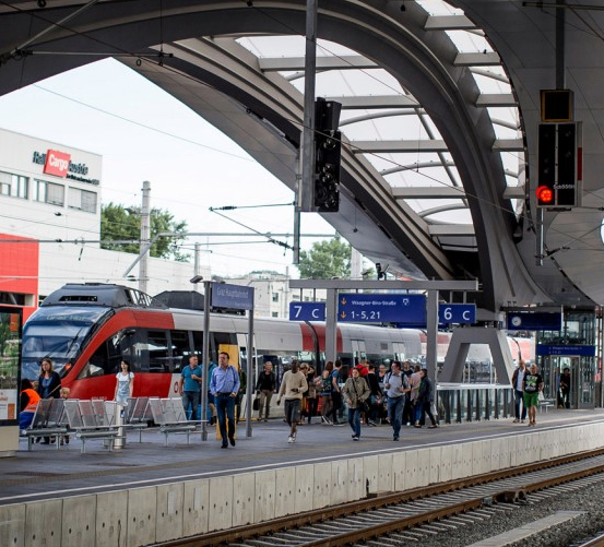 Bild enthält, Terminal, Railway, Train, Train Station, Vehicle, Person, Handbag, Traffic Light, Car, Subway