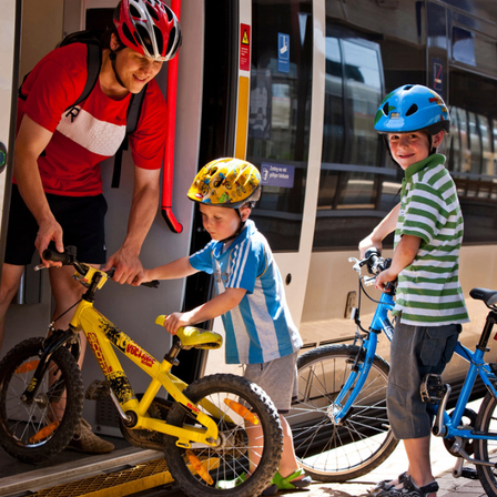 Bild enthält, Helmet, Wheel, Bicycle, Vehicle, Boy, Child, Male, Person, Hardhat, Shorts