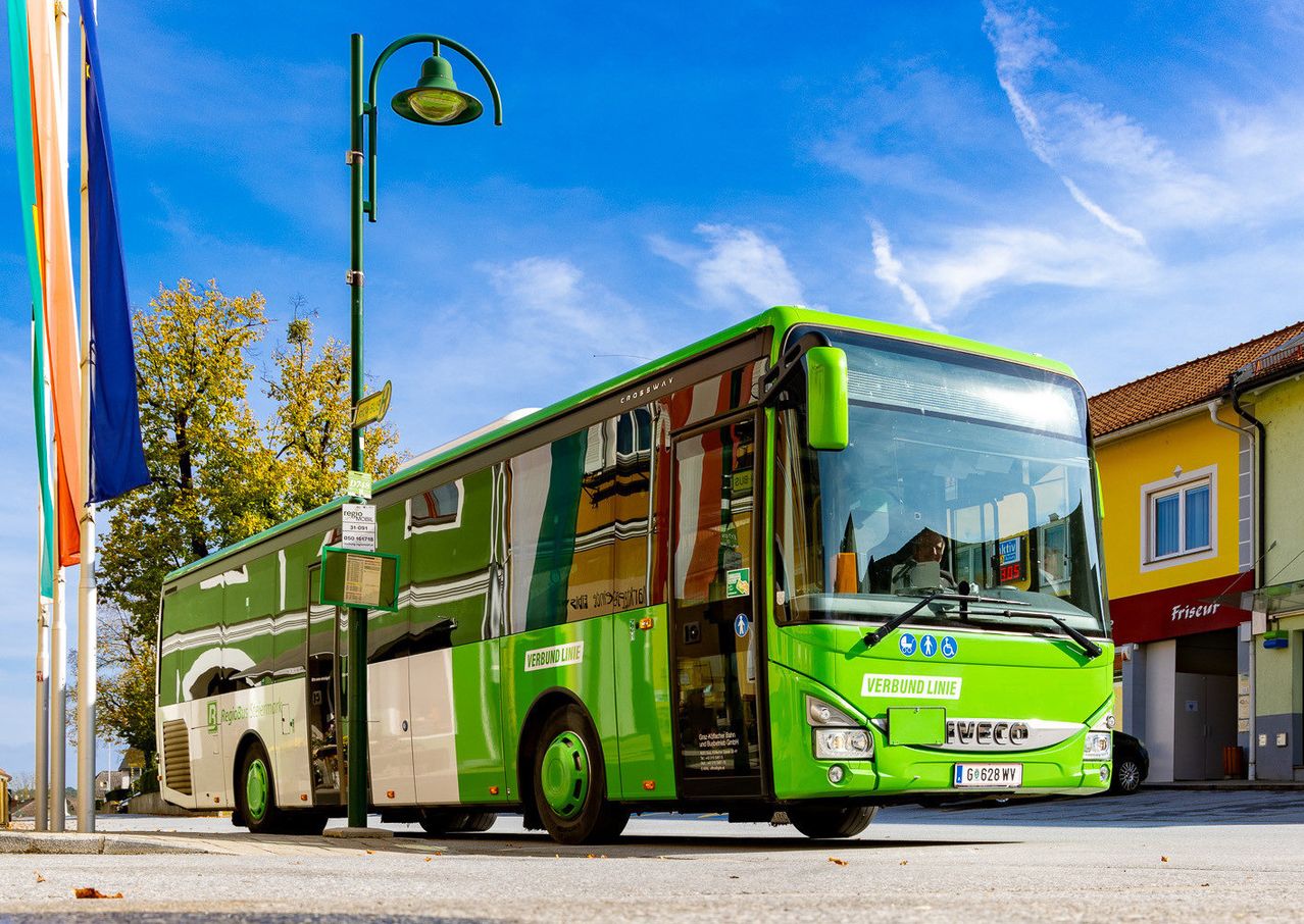 Ein grüner Iveco-Bus mit der Aufschrift Verbund Linie steht auf einem Parkplatz.