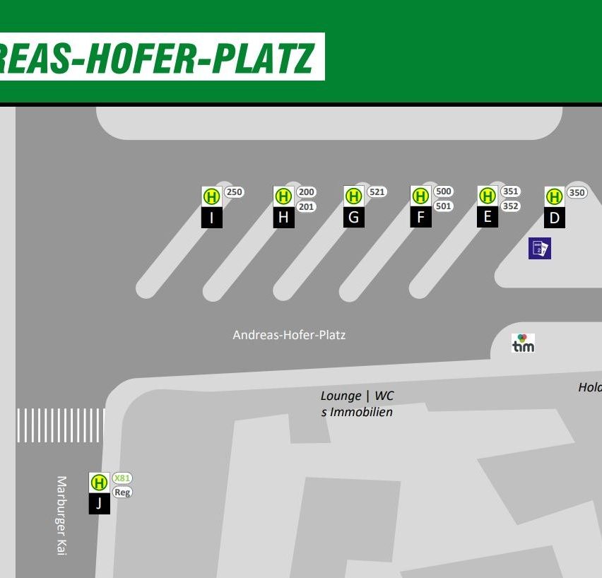 Eine Karte, die die Anordnung von Andreas-Hofer-Platz zeigt, mit nummerierten Parkplätzen und einem Loungebereich. Die Karte enthält Bezeichnungen für verschiedene Parkzonen und Einrichtungen.