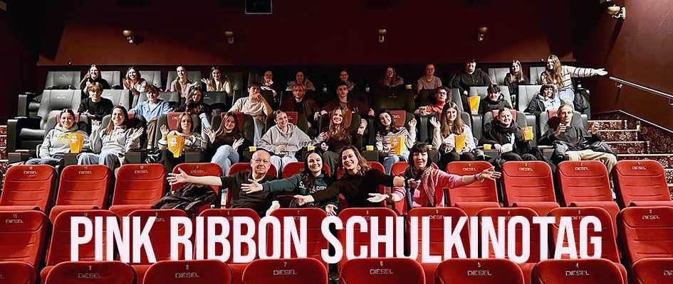 Bild enthält, People, Person, Adult, Female, Woman, Indoors, Theater, Crowd, Baby, Concert