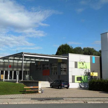 Bild enthält, Car, Vehicle, Architecture, Building, Bench, Machine, Wheel