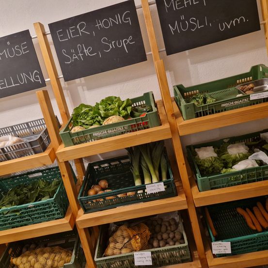 Bild enthält, Shelf, Blackboard, Box, Indoors, Shop, Market