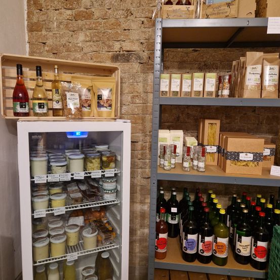 Bild enthält, Shelf, Pantry, Appliance, Device, Electrical Device, Refrigerator, Box, Shop