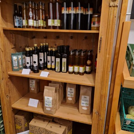 Bild enthält, Shelf, Cabinet, Furniture, Alcohol, Beer, Wood, Box, Pantry, Bottle