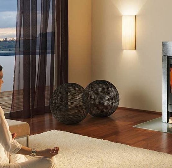 Bild enthält, Fireplace, Indoors, Hearth, Adult, Female, Person, Woman