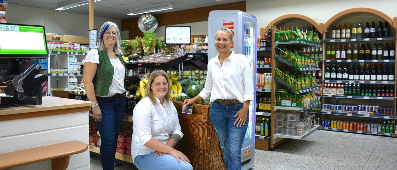 Bild enthält, Indoors, Shop, Adult, Female, Person, Woman, Jeans, Market, Grocery Store, Man