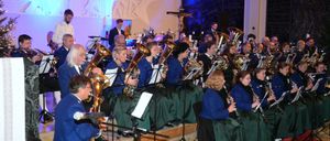 Bild enthält, Group Performance, Music Band, Musician, Person, People, Adult, Male, Man, Female, Woman