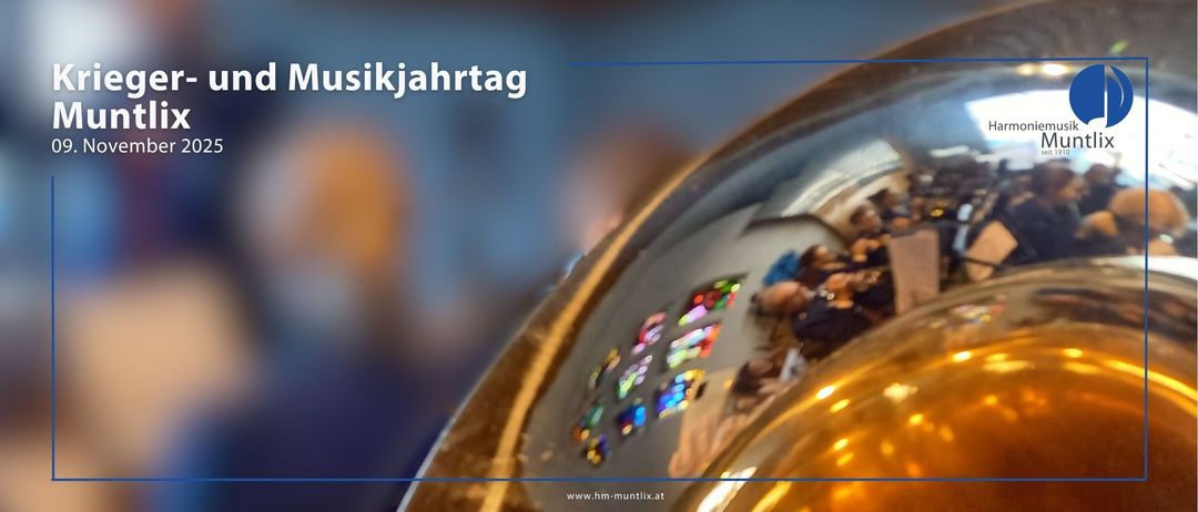 Ein goldenes Objekt mit Reflexionen von Buntglasfenstern und Menschen in einer Kirche. Der Text 'sikjjahrtag' ist links sichtbar.