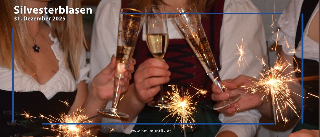Drei Personen halten Champagnergläser mit Feuerwerk zwischen ihnen, wobei ein Glas fast leer ist. Die Person in der Mitte trägt ein traditionelles bayerisches Kleid.