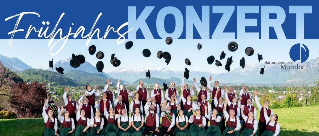 Eine Gruppe von Menschen in traditioneller Kleidung steht und kniet im Freien und wirft schwarze Hüte in die Luft. Sie stehen vor einer Kulisse von Bergen und einem klaren blauen Himmel. Das Wort 'KONZ' ist groß in weißen Buchstaben über ihnen zu sehen.