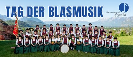 Eine Gruppe Musiker in traditioneller Kleidung, die mit Musikinstrumenten in einem Gebirgsgebiet für ein Foto posiert.