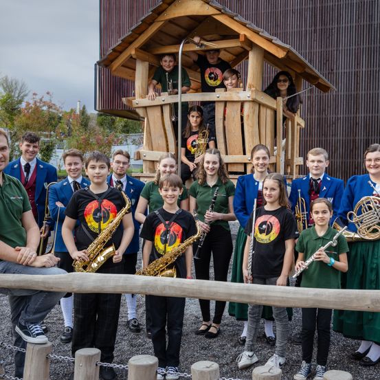 Bild enthält, People, Person, Wood, Adult, Male, Man, Boy, Child, Shoe, Pants