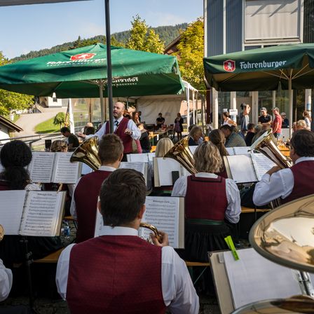 Bild enthält, Group Performance, Music Band, Person, Horn, Tuba, Adult, Female, Woman, Male, Man