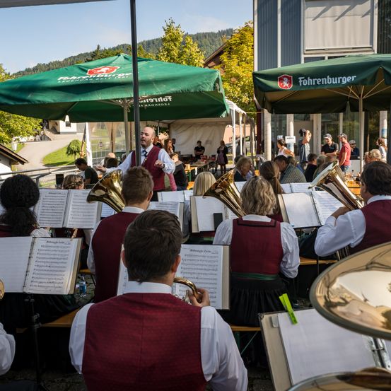 Bild enthält, Group Performance, Music Band, Person, Horn, Tuba, Adult, Female, Woman, Male, Man