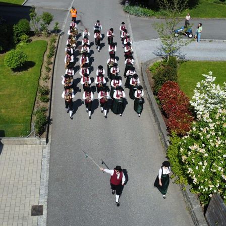 Bild enthält, People, Person, City, Outdoors, Walking, Graduation, Urban, Motorcycle, Vehicle, Vegetation