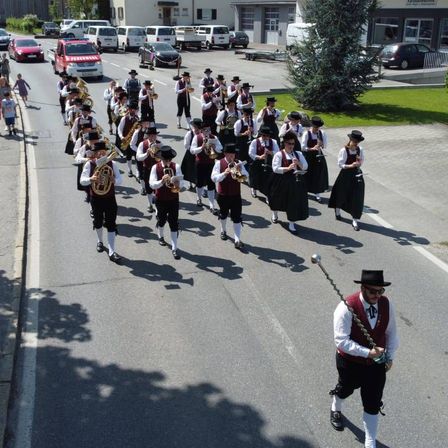 Bild enthält, People, Person, Walking, City, Marching, Mace Club, Weapon, Car, Urban, Shoe