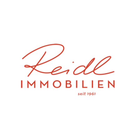 Das Logo von Reidl Immobilien, einem Immobilienunternehmen, das 1961 gegründet wurde, zeigt eine stilisierte rote Schrift mit dem Wort Immobilien darunter.