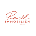 Das Logo von Reidl Immobilien, einem Immobilienunternehmen, das 1961 gegründet wurde, zeigt eine stilisierte rote Schrift mit dem Wort Immobilien darunter.