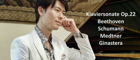 Ein Mann in einem weißen Anzug steht neben einem Klavier, seine Hand am Kinn, mit klassischen Musikkomponisten darüber aufgeführt.