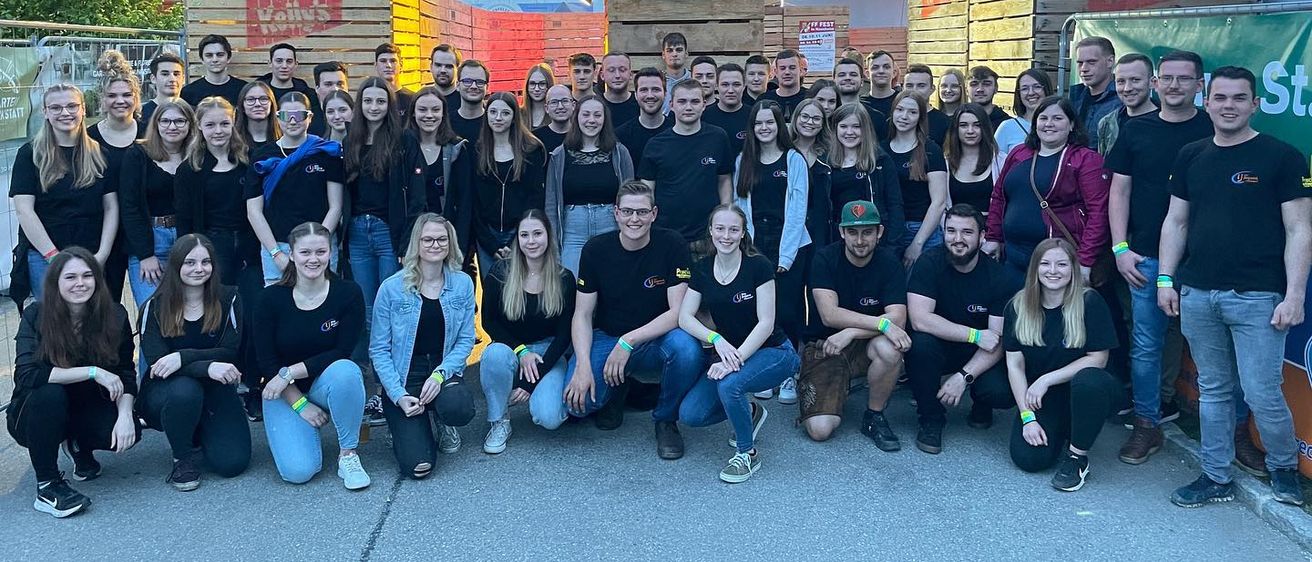 Bild enthält, College, Groupshot, Person, Adult, Male, Man, Shoe, Glasses, Wristwatch, Scoreboard