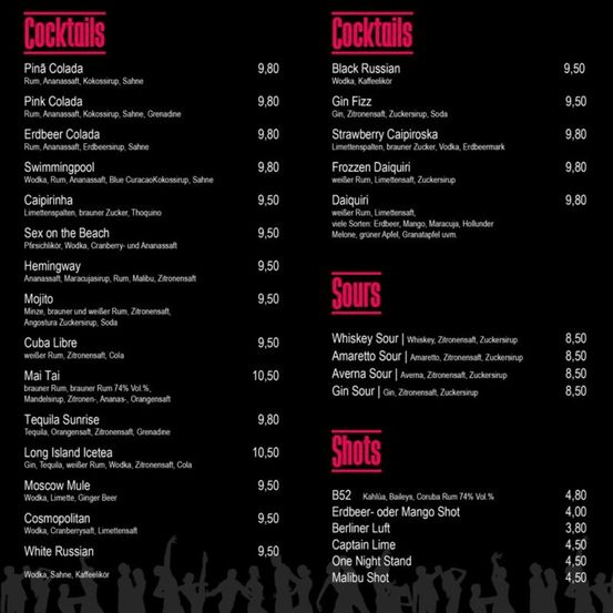 Das Bild zeigt eine Cocktailkarte mit Getränken wie Pina Colada, Black Russian, Swimmingpool, Frozen Daiquiri und Mai Tai. Jedes Getränk listet seine Zutaten und den Preis auf. Einige Cocktails haben farbenfrohe Beschreibungen.