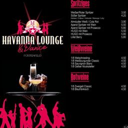 Ein schwarzes Menü zeigt Getränke mit ihren Preisen an. Der obere Teil umfasst Spritzer und Weißweine, der untere Teil Rotweine. Das Bild hat eine Silhouette tanzender Figuren und ein Logo für Havana Lounge und Dance.
