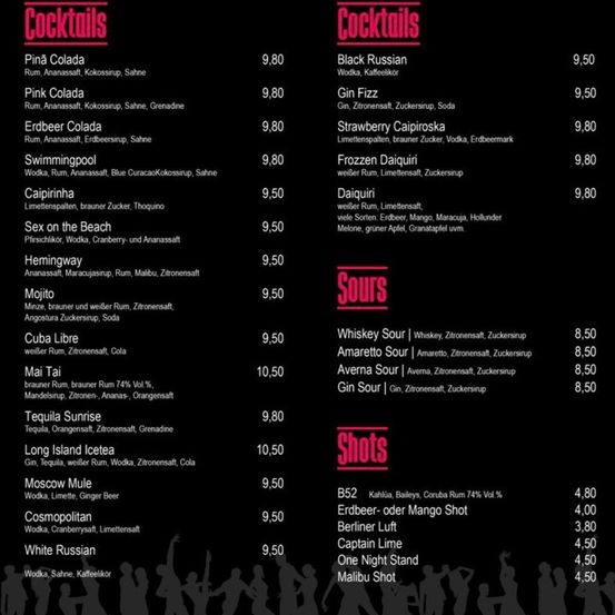Das Bild zeigt eine Getränkekarte mit Cocktails und Shots und deren Preisen. Die Cocktails umfassen Pina Colada, Pink Colada, Erdbeer Colada, Swimmingpool, Caipirinha, Sex on the Beach, Hemingway, Mojito, Cuba Libre, Mai Tai, Tequila Sunrise, Long Island Icetea, Moscow Mule, Cosmopolitan und White Russian. Die Shots umfassen B52, Erdbeer- oder Mango Shot, Berliner Luft, Captain Lime, One Night Stand und Malibu Shot.