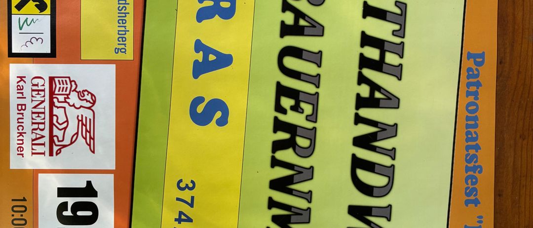 Ein Werbeplakat für die Kunsthandwerkermarkt-Veranstaltung in Pfarrhof, Theras. Das Plakat hat einen gelben und grünen Hintergrund mit schwarzem Text. Es enthält ein Datum vom 19.8.20, einen Preis von 100,00 EUR und ein Logo.