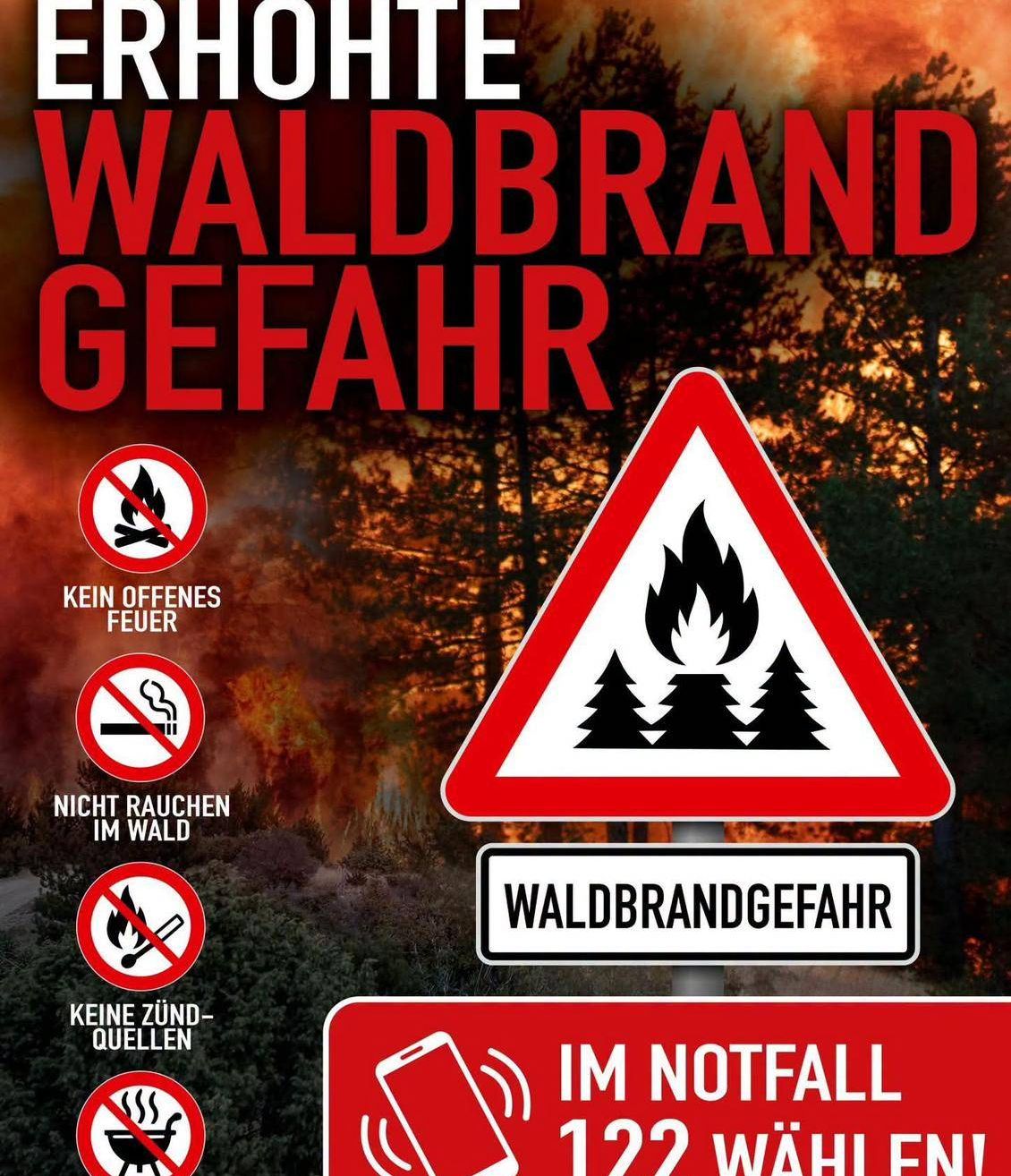 Ein Warnschild für Waldbrandgefahr wird mit einem Symbol einer brennenden Flamme, kein offenes Feuer, kein Rauchen und keine Zündquellen angezeigt. Der Hintergrund zeigt einen Wald mit Rauch und Feuer.