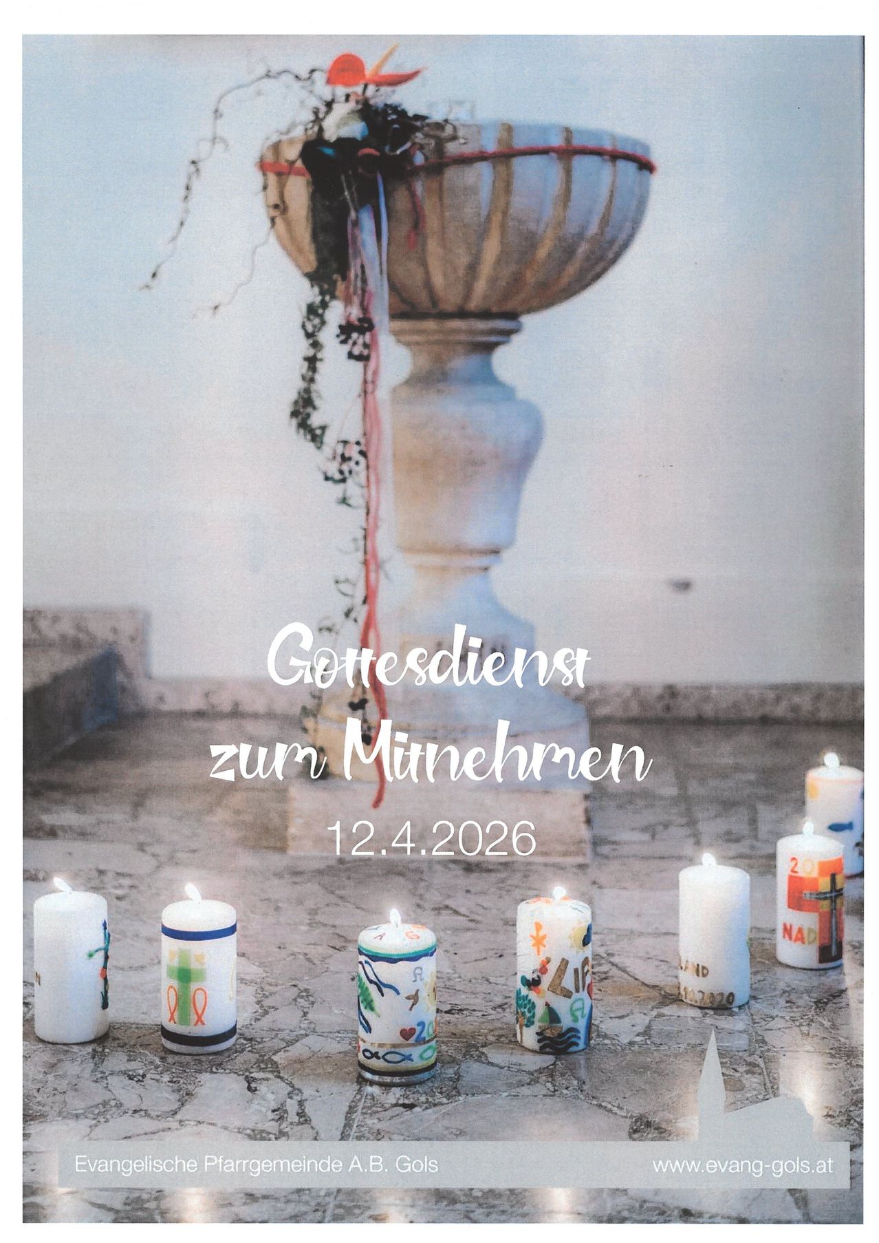 Decorated candles are arranged on a stone floor, with a large urn in the background. The text overlay reads 'Gottesdienst zum Mitnehmen' and the date '12.4.2026'.