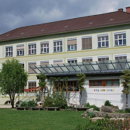 Bild enthält, Grass, Building, Housing, Villa, Lawn, City, Bench, Condo, Car, Urban