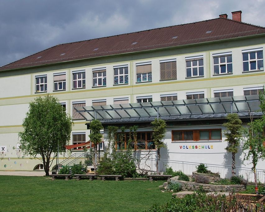 Bild enthält, Grass, Building, Housing, Villa, Lawn, City, Bench, Condo, Car, Urban