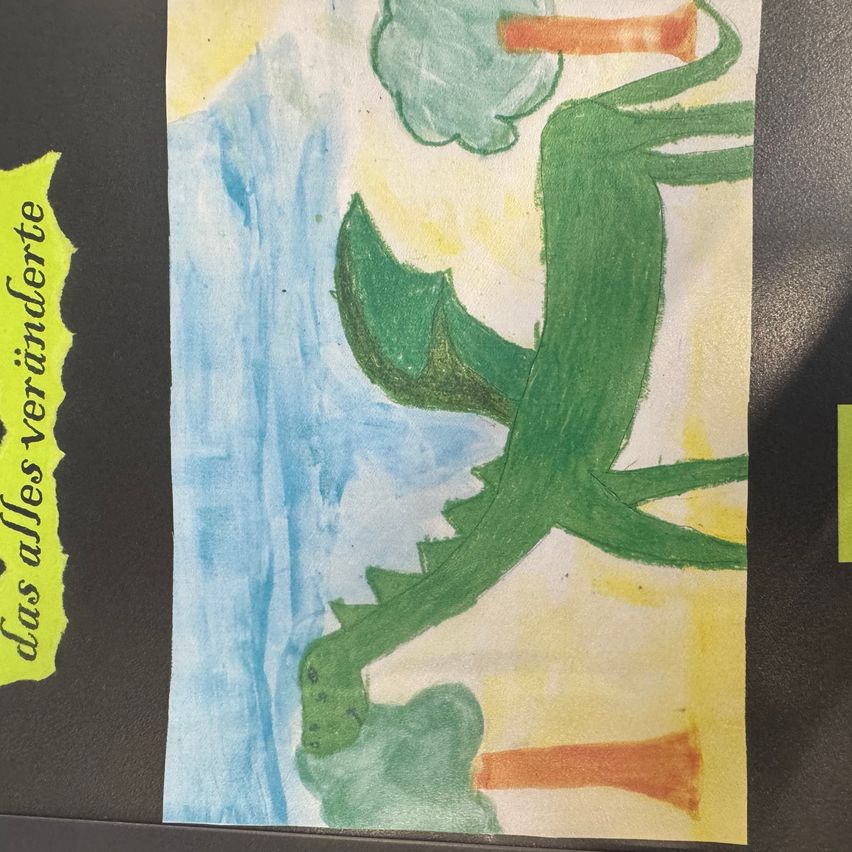 Ein Aquarellbild zeigt einen grünen Drachen mit gelbem Hintergrund und dem deutschen Ausdruck 'das alles vereinte' auf der linken Seite.