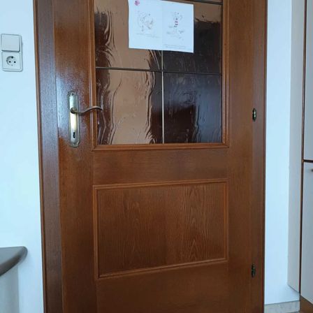 Bild enthält, Hardwood, Wood, Stained Wood, Door, Indoors, Interior Design, Closet, Cupboard, Furniture