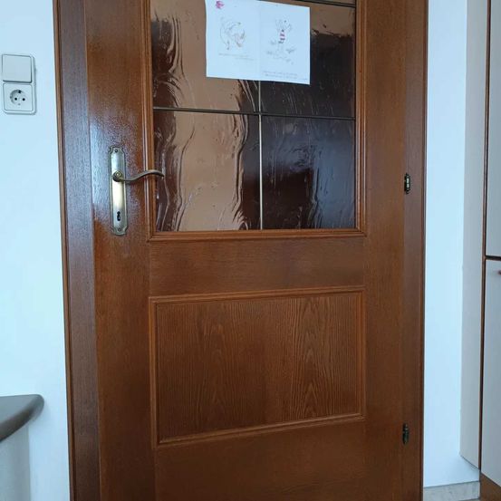 Bild enthält, Hardwood, Wood, Stained Wood, Door, Indoors, Interior Design, Closet, Cupboard, Furniture