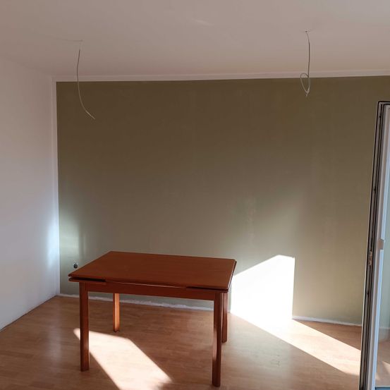 Bild enthält, Floor, Flooring, Furniture, Table, Indoors, Interior Design, Corner, Wood