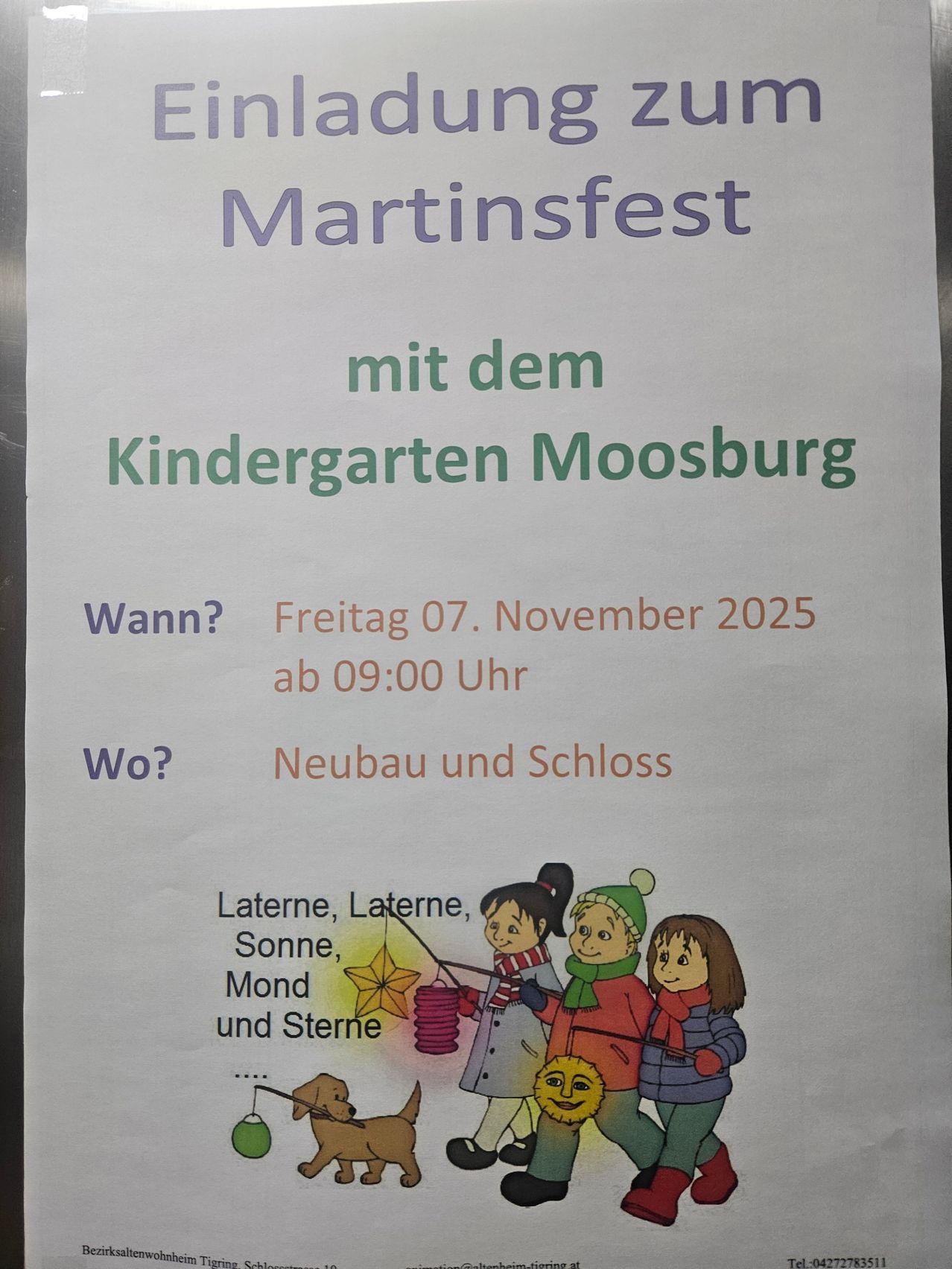 Plakat für Martinsfest mit dem Kindergarten Moosburg. Datum: Freitag, 7. November 2025, Beginn um 09:00 Uhr. Ort: Neubau und Schloss. Illustration von Kindern mit Laternen und einem Hund.