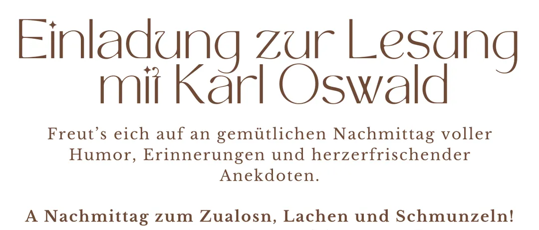 Ein Mann sitzt auf einer Holztreppe und hält ein Buch mit dem Titel 'Hoamat Hulz' in der Hand, lächelt und schaut in die Kamera.
