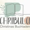 Das Logo für Christinas Buchladen, mit einem offenen Buch auf grünem Hintergrund und Blättern, auf weißem Hintergrund dargestellt.