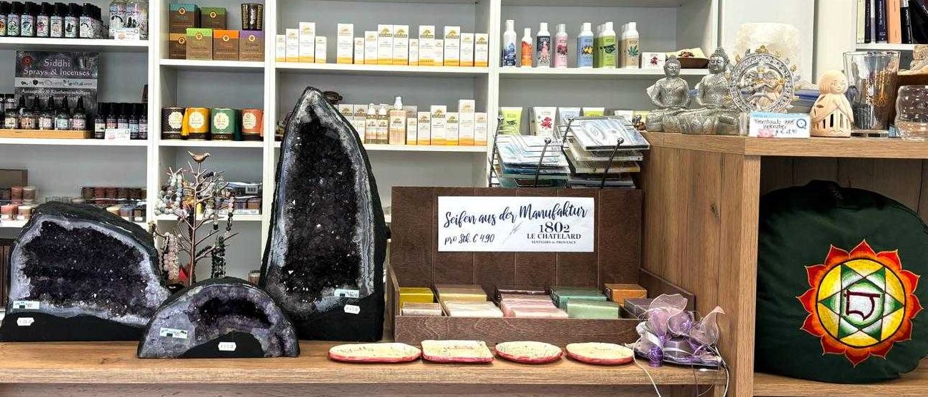 Bild enthält, Shop, Indoors, Shelf, Architecture, Building, Market, Grocery Store, Supermarket, Person