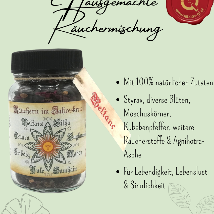 Ein Glas mit schwarzem Deckel enthält eine Mischung von Kräutern, die "Beltane" genannt wird. Der Behälter ist mit einer Mischung aus verschiedenen Kräutern und Gewürzen gefüllt, einschließlich Styrax, diversen Blüten und weiteren Zutaten.